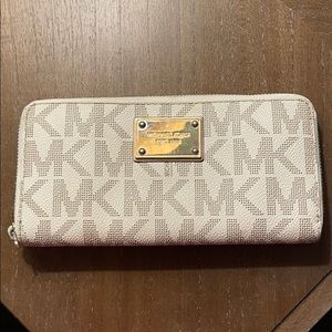 White signature Michael Kors Wallet